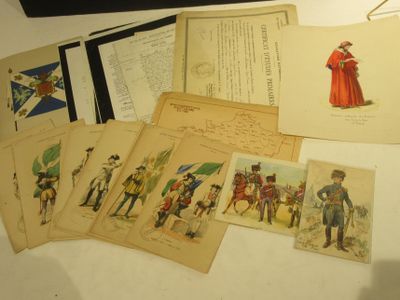 un lot de vieilles cartes postales sur une table