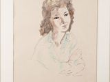 portrait d'une femme en chemise blanche, avec une fleur dans les cheveux