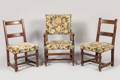 deux chaises avec des coussins rembourrés à motifs floraux et une structure en bois