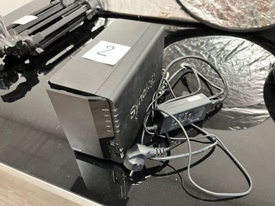 l'image d'une photo représentant un appareil photo et des composants électroniques