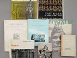 plusieurs livres sont empilés sur une table