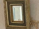 la photo d'un miroir accroché au mur