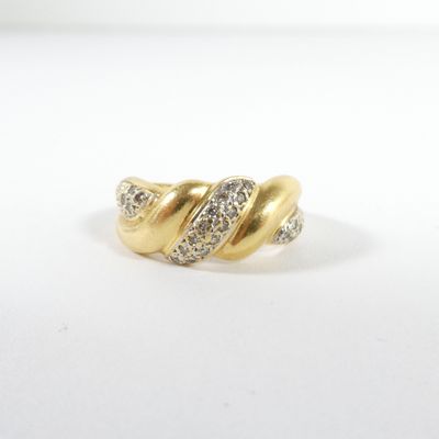 une image d'une bague en or et en diamant sur une surface blanche