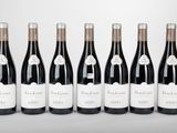 six bouteilles de vin sont alignées dans une rangée