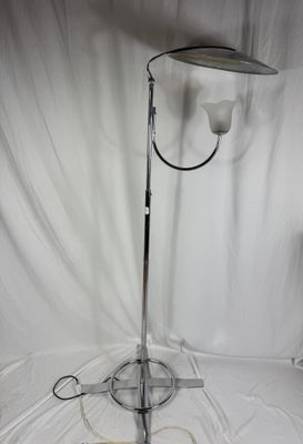 l'image d'une lampe posée sur une table