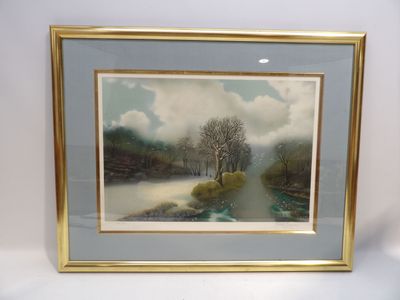 tableau représentant une rivière et des arbres, dans un cadre doré sur fond blanc