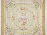 un grand foulard en soie orné d'un motif floral