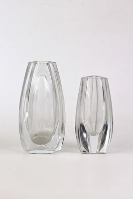 trois vases en verre posés l'un à côté de l'autre sur une surface blanche