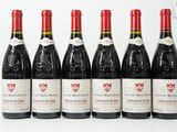 six bouteilles de vin rouge alignées