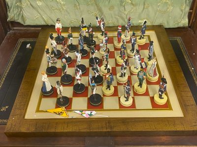 de nombreuses figurines représentant des personnages sur un échiquier