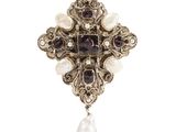 un gros plan d'une broche ornée de perles