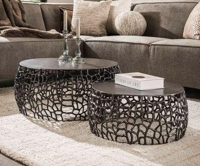 deux tables posées sur un tapis dans un salon
