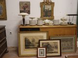 beaucoup de photos et de photos sur la table