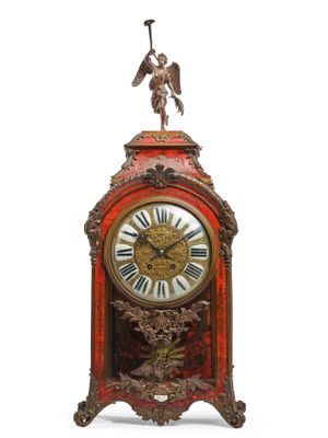 HORLOGE CARTEL plaqué d'écaille rouge et marqueterie de lait…