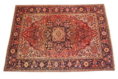 un tapis persan antique sur fond blanc