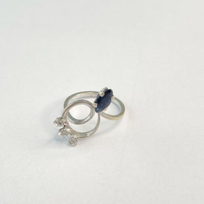 une bague en argent sertie d'une pierre bleue