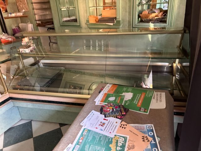 Station vente et présentation : vitrine réfrigérée service arrièr...