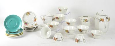 PARTIE DE SERVICE A CAFE en porcelaine à décor de roses comp…