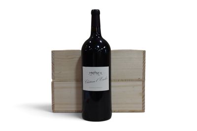 la bouteille de vin est posée à côté d'une caisse en bois