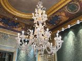 un lustre suspendu au plafond d'une pièce