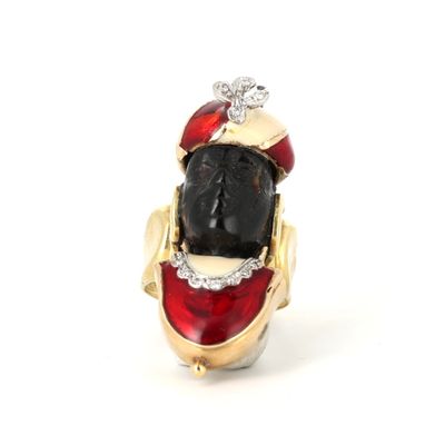 une image représentant un chien noir vêtu d'un costume rouge et or