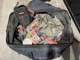 un sac noir rempli d'outils posé par terre
