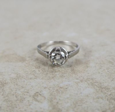 une photo d'une bague en diamant posée sur une table