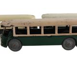 deux petits bus verts et blancs sur fond blanc