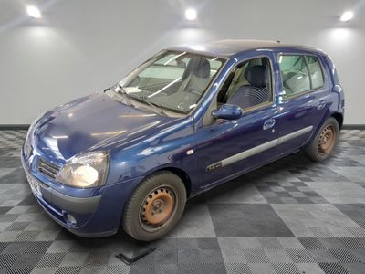une voiture bleue garée sur un sol à carreaux