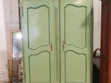 une armoire verte dans un coin de la pièce