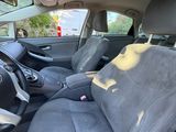 l'intérieur de la voiture est propre et prêt à l'emploi
