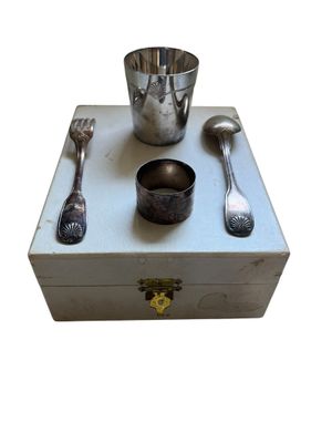 une boîte en argent sur laquelle sont représentées des cuillères, des cuillères et une tasse