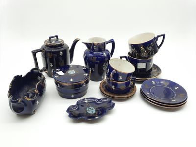 de nombreuses pièces de poterie bleue posées sur une surface blanche