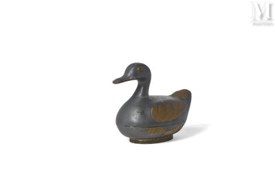 Canard en étain et laiton formant boite.