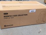 une boîte en carton sur laquelle figure l'image d'un siège auto pour enfant