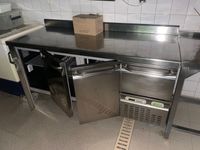 1 desserte réfrigérée roulante UP GREEN à 3 portes et 1 tiro…