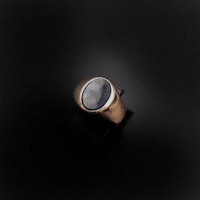 Gros plan sur une bague ornée d'une pierre noire