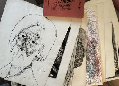 de nombreux dessins sur une feuille de papier posée sur une table