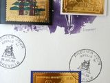 trois timbres différents sur une feuille de papier posée sur une table