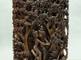 une image représentant une sculpture d'un homme et d'une femme dans une forêt
