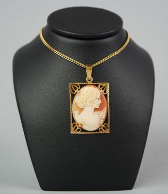 un collier orné d'une image représentant une femme portant une coiffe