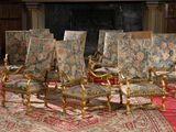 six chaises dans une pièce, avec une cheminée en arrière-plan
