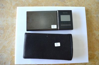 deux appareils électroniques posés sur une table