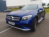 La Mercedes GLC bleue est garée sur un parking