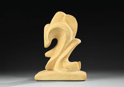 une photo d'une sculpture en bois représentant un oiseau posé sur un socle