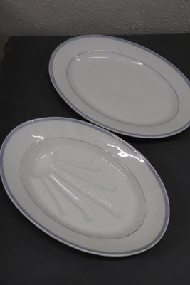 deux assiettes posées sur une table noire