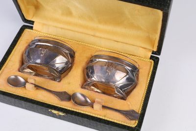 deux cuillères en argent et une cuillère en argent dans une boîte