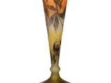 un vase en verre posé sur une surface blanche