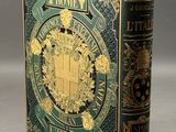la couverture d'un livre vert et doré orné d'un emblème doré