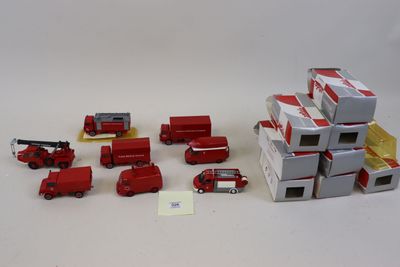 beaucoup de camions de pompiers miniatures posés sur la table